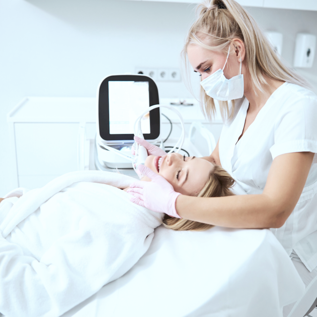 Hudterapeut utför microneedling på kund under hudutbildning.